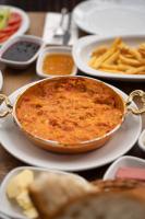 特拉布宗Montana Suite Bungalows的餐桌上放着盘子和馅饼