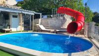 Bazén v ubytování Holiday Home Gustirna nebo v jeho okolí