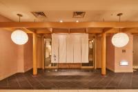 The Mark Grand Hotel في سايتاما: غرفة بها مصباحان وستارة بيضاء