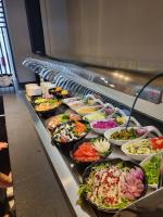 Una línea de buffet con muchos tipos diferentes de comida. en Abacus Suites, en Ayia Napa