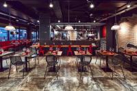 Restaurace v ubytování Modern Studio Apartment at The Hub