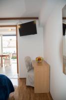 TV a/nebo společenská místnost v ubytování Apartments Kiki