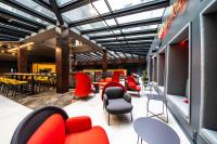 grupa krzeseł i stołów w pokoju w obiekcie Up Hotel Budapest w Budapeszcie