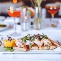Un plato de comida con camarones y verduras en una mesa. en Tom Quick Inn, en Milford