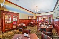 Un restaurante con mesas y sillas en una sala. en Tom Quick Inn, en Milford