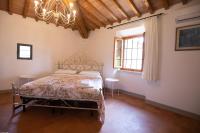 A bed or beds in a room at Agriturismo Poggio Nardini