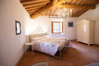 A bed or beds in a room at Agriturismo Poggio Nardini