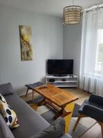Televízia a/alebo spoločenská miestnosť v ubytovaní Appartement paisible en Baie de Morlaix Plougasnou