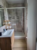 Kúpeľňa v ubytovaní Appartement paisible en Baie de Morlaix Plougasnou