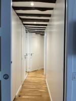 - un couloir avec des portes blanches et du parquet dans l&#39;établissement ENJOY PARIS, à Paris