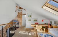 Posezení v ubytování Cozy Home In Vejby With Kitchen