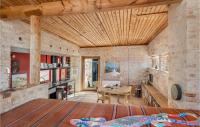 Posezení v ubytování Cozy Home In Vejby With Kitchen
