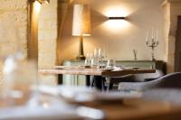 Reštaurácia alebo iné gastronomické zariadenie v ubytovaní Château de Collias