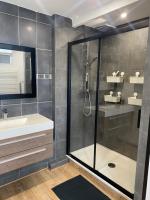 a bathroom with a shower and a sink at Superbe appartement F4 au cœur de Malo-les-bains in Dunkerque