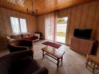 Televízia a/alebo spoločenská miestnosť v ubytovaní Maison familiale 90m² à 400m des commerces, 3 chambres, jardin clos, animaux acceptés - FR-1-540-261
