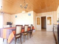 Televízia a/alebo spoločenská miestnosť v ubytovaní Maison familiale 90m² à 400m des commerces, 3 chambres, jardin clos, animaux acceptés - FR-1-540-261