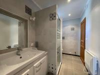 Kúpeľňa v ubytovaní Villa 4 pers avec piscine privée, grand terrain, animaux admis, WiFi, Orgnac l'Aven - FR-1-382-207