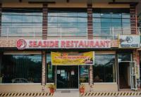 un restaurante de marisco con un cartel frente a un edificio en RedDoorz @ 4ks Pension House Bogo City Cebu, en Banban