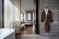 The Ritz-Carlton, Nanjingにあるベッド