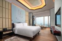 The Ritz-Carlton, Nanjingにあるベッド