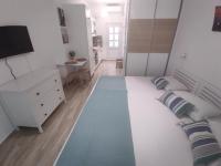 Televízia a/alebo spoločenská miestnosť v ubytovaní ANGEL STUDIOS VRACHOS BEACH PREVEZA