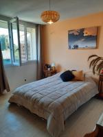 Posteľ alebo postele v izbe v ubytovaní BORA BORA Maison les palmiers.