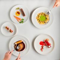 ドバイにあるibis Deira Creekside Dubaiの白いテーブルの上に四皿