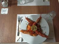 een bord met garnalen op een tafel bij Campanile Evry Ouest - Corbeil Essonnes in Corbeil-Essonnes