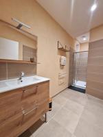 Bathroom sa Appart H&ocirc;tel Du Grand Soleil