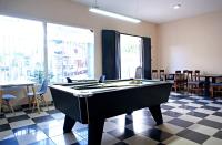 塔那那利佛CITY HOTEL的一间位于 ⁇ 板楼层的带台球桌的客房