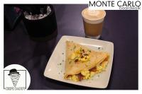 um prato branco com um taco sobre uma mesa com uma bebida em Monte Carlo Boardwalk / Oceanfront Ocean City em Ocean City