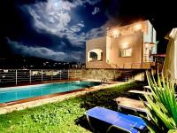 Bazén v ubytovaní Beach Villa Evgenia with private pool by DadoVillas alebo v jeho blízkosti