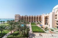 Bazén v ubytování SIMPLY COMFORT in Sarai Palm Jumeirah nebo v jeho okolí