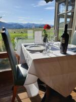 Nespecifikovaný výhled na hory nebo výhled na hory při pohledu z hotelu