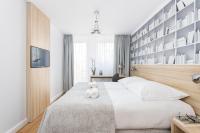 Un dormitorio con una cama blanca con dos ositos de peluche encima. en Smart Hotel, en Gdansk