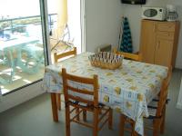 Kuchyňa alebo kuchynka v ubytovaní Notre-Dame-de-Monts - Appartement 28m² avec balcon - 2 pers, parking privé - FR-1-540-211