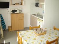 Kuchyňa alebo kuchynka v ubytovaní Notre-Dame-de-Monts - Appartement 28m² avec balcon - 2 pers, parking privé - FR-1-540-211