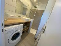 Kúpeľňa v ubytovaní Studio pied dans l'eau, grand frigo, lave-vaisselle, lave-linge, parking privé - FR-1-326-787
