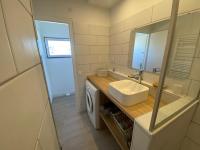 Kúpeľňa v ubytovaní Studio pied dans l'eau, grand frigo, lave-vaisselle, lave-linge, parking privé - FR-1-326-787