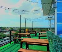 Dosi Hotel PH في تاليساي: مجموعة من المقاعد فوق المبنى