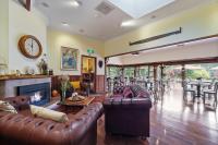 een woonkamer met lederen meubels en een open haard bij Forest Lodge Resort in Pemberton