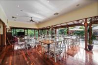 een eetkamer met tafels en stoelen en ramen bij Forest Lodge Resort in Pemberton