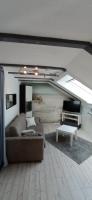 una sala de estar con un sofá y una mesa en Fewo Kurt in VS, en Villingen-Schwenningen