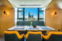 Un comedor con mesa y sillas y una ventana. en Starlit sky Hotel - Shenzhen Luohu Baoneng Center Branch, en Shenzhen