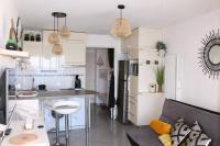 Kuchnia lub aneks kuchenny w obiekcie T1 Cabine 4 couchages vue mer !