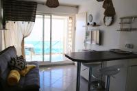 Kuchnia lub aneks kuchenny w obiekcie T1 Cabine 4 couchages vue mer !