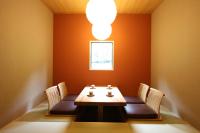 una sala da pranzo con tavolo, sedie e una finestra di yabenomori a Miyanoo