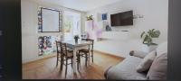 Televízia a/alebo spoločenská miestnosť v ubytovaní ORISTANO CAMERA ARANCIO max 3pers,BAGNO,USO CUCINA