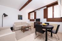 una sala de estar con una mesa y un sofá en Residence Ca&#39; Foscolo, en Venecia
