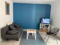 Televízia a/alebo spoločenská miestnosť v ubytovaní Duplex sur le port du Croisic